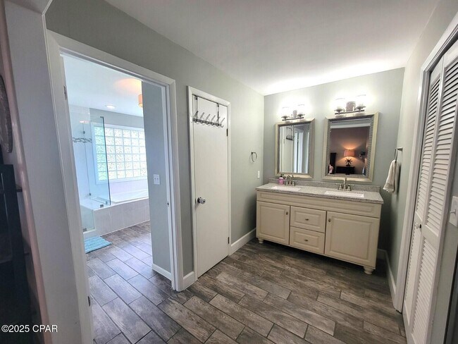Building Photo - 633 Amberjack Dr