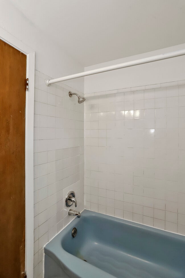 Building Photo - 4843 Elm St