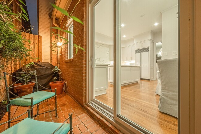 Building Photo - 983 S Post Oak Ln