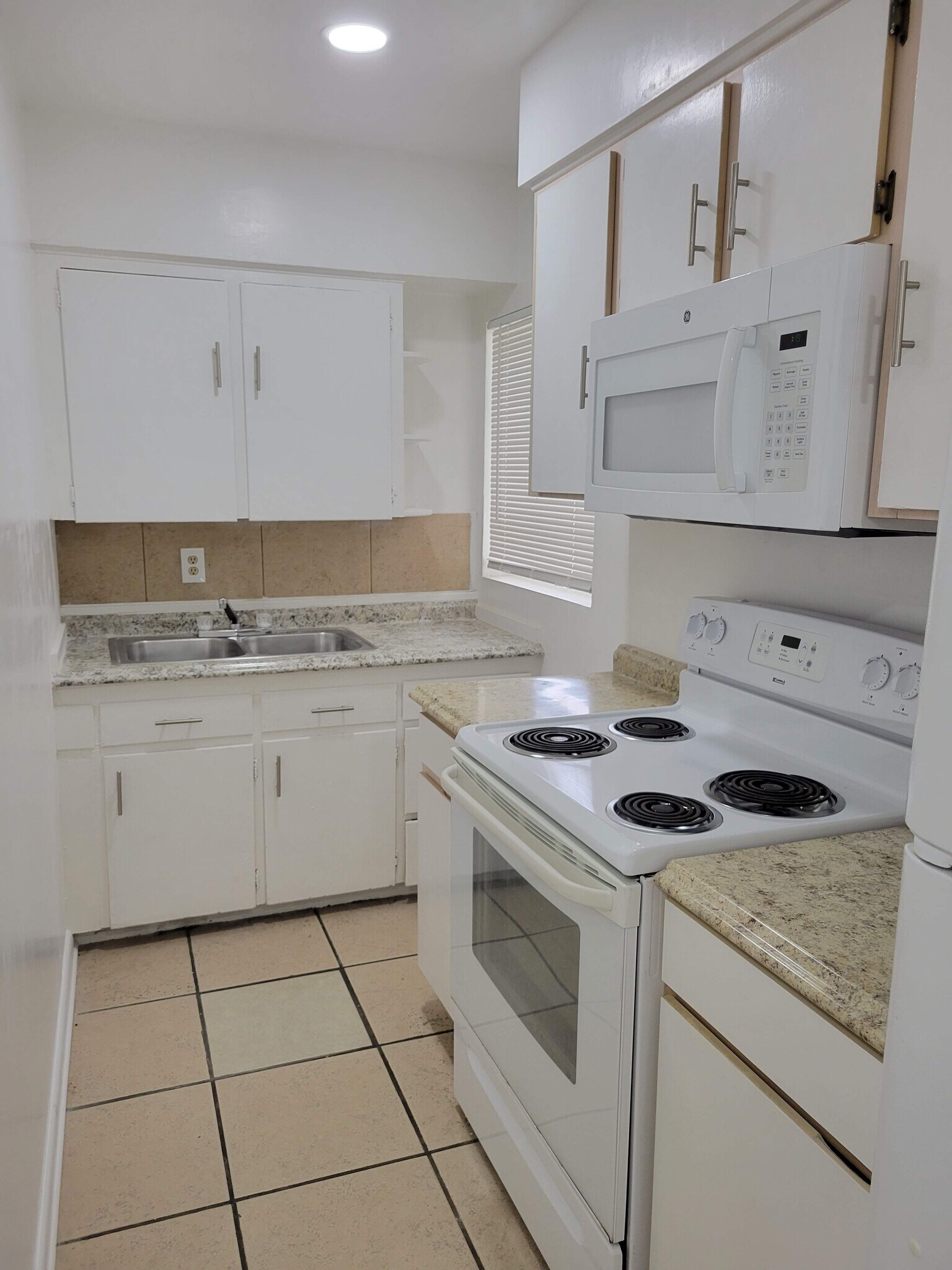 Building Photo - 1901 E Noel St