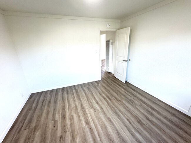 Building Photo - Ready For Move in~ 2BEDS/1BATH HOUSE FOR RENT W/Laundry Hook-Ups!