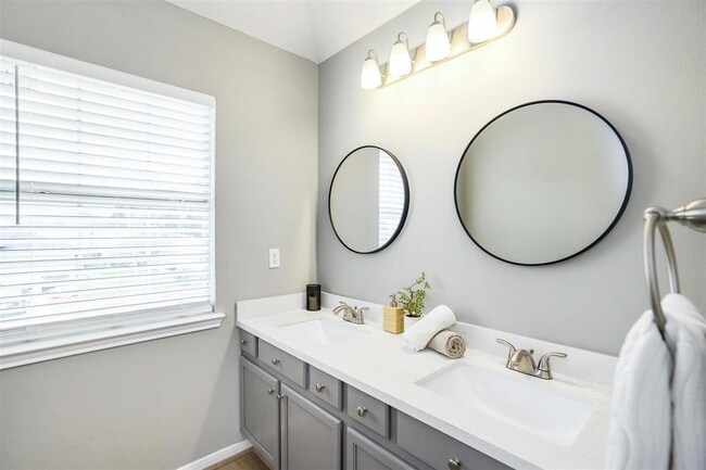 Building Photo - 25234 Clover Ranch Dr
