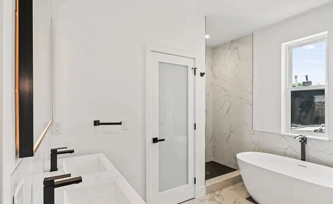 Building Photo - Luxury New Construction Townhome