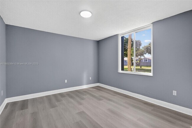 Building Photo - 10000 NW 80th Ct