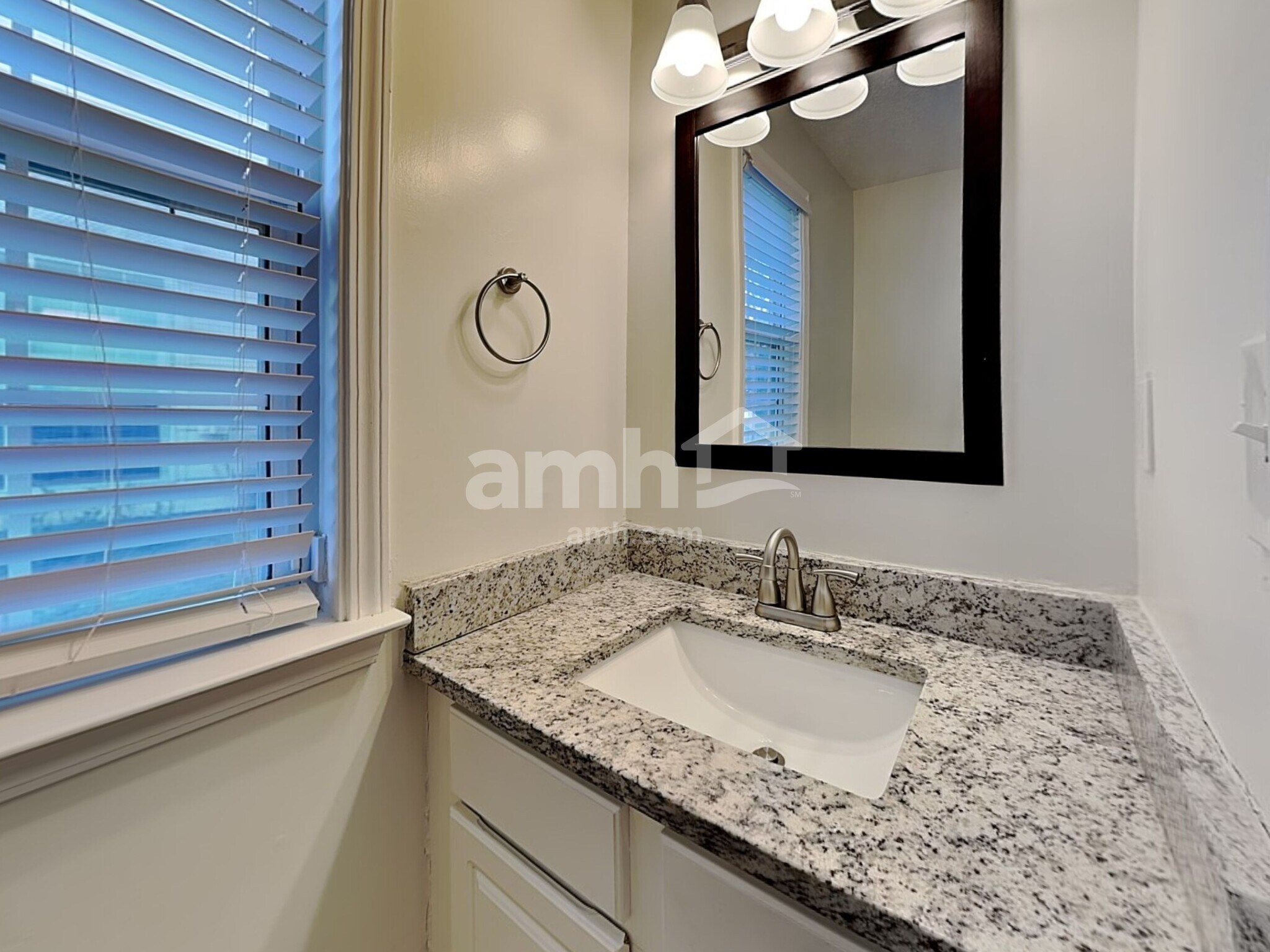 Building Photo - 582 Lullingstone Dr SE