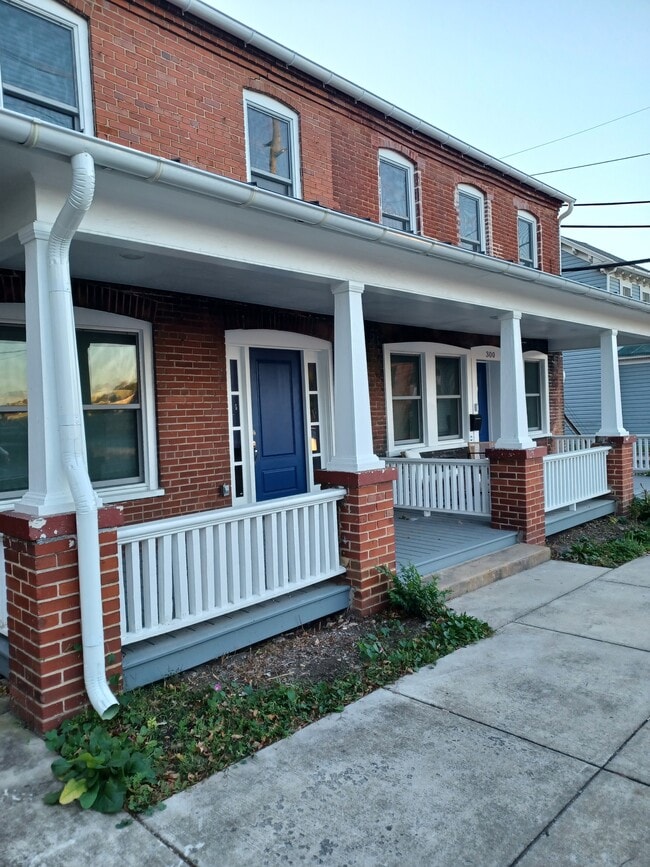 Building Photo - 300-302 N Kent St