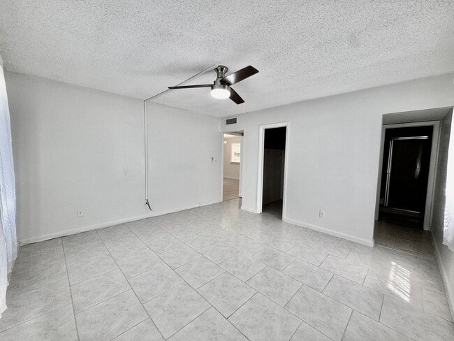 Building Photo - Charming 2 bed/ 2 bath in Royal Palm Villas
