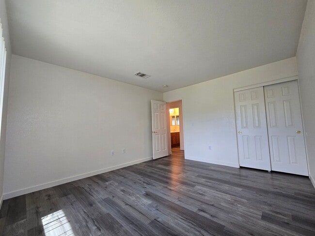 Building Photo - A Fabulous 3 Bedroom Home in Seven Hills