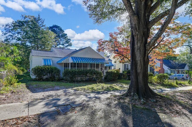 Building Photo - Prime Location! Minutes to The Vista, Downtown & USC!