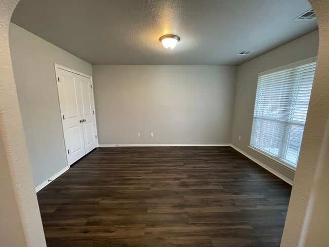 Building Photo - JENKS SCHOOLS - 3 bed with study and formal dining!!