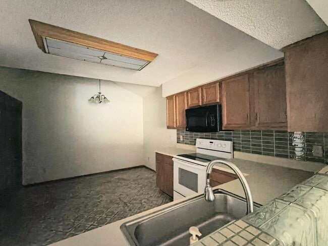 Building Photo - 3110 Paddle Creek Dr