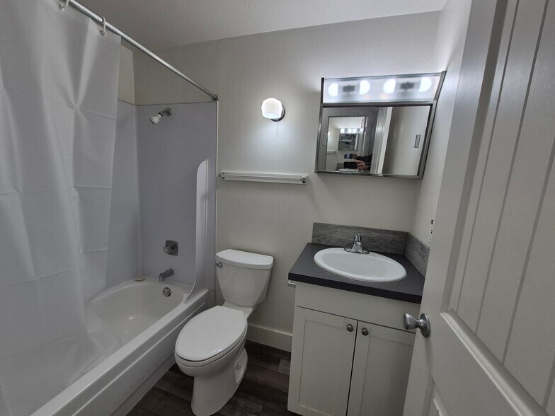 Building Photo - 2405 NW Irving St