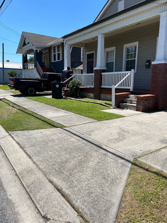 Building Photo - Charming 2BR Duplex in New Orleans