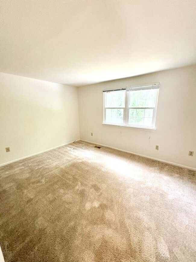 Building Photo - 3 Bedroom Townhouse in Arnold