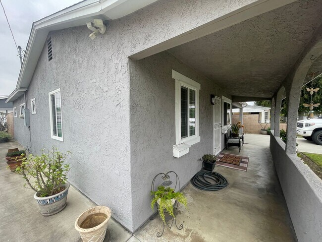 Building Photo - Beautifully Renovated 2-Bedroom Front Home...