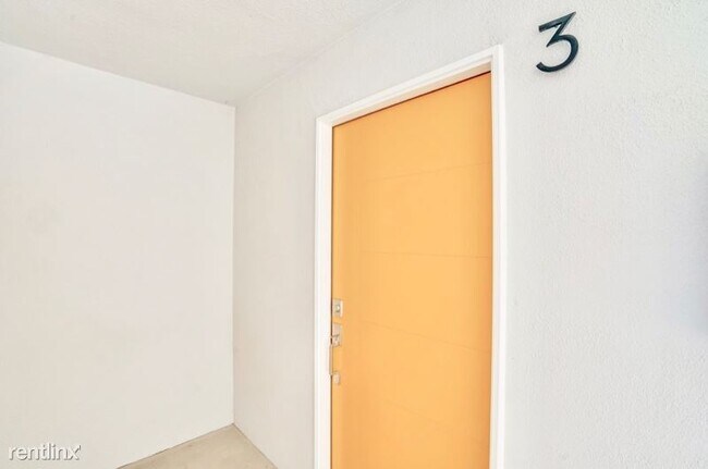 Building Photo - 2 br, 1 bath Apartment - 562 N Kenmore Ave