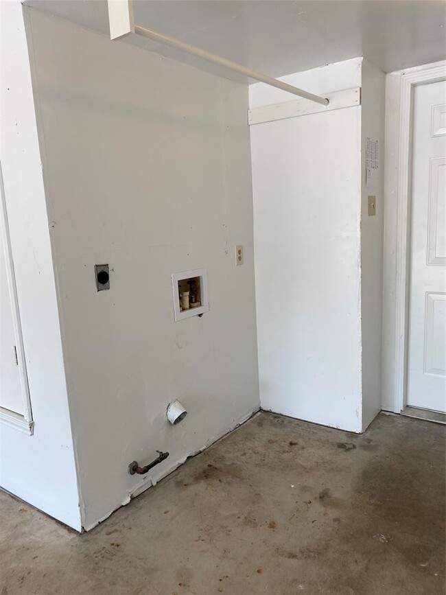 Building Photo - 4001 Alexandria Dr