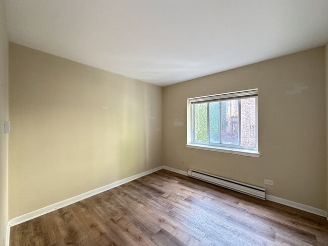 Building Photo - 3825 N Pine Grove Ave