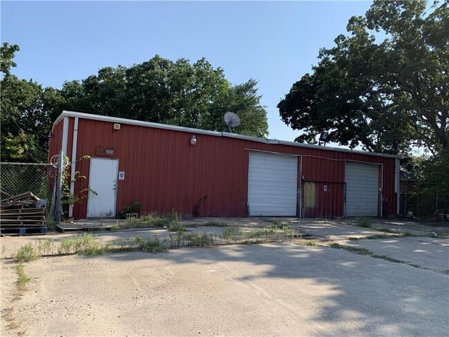 Building Photo - 2305 Crystal Dr