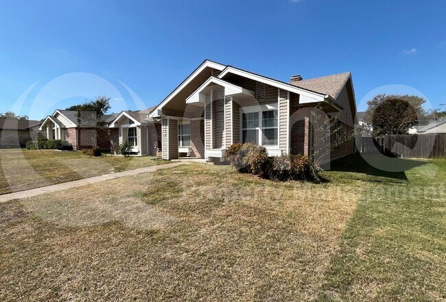 Building Photo - 1517 Yorkshire Dr