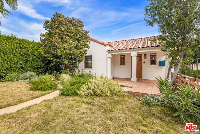 Building Photo - 1134 N Poinsettia Pl