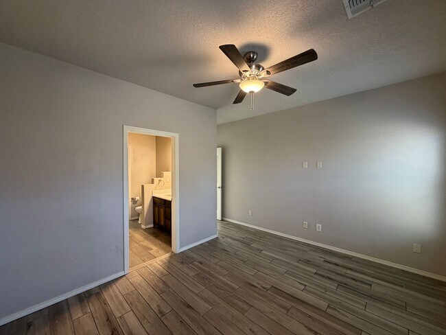 Building Photo - 7420 Tangerine Ct NE