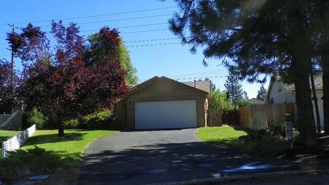 Primary Photo - Eastside House, 3 Bdrm, 2 Bath, Gas Heat, ...