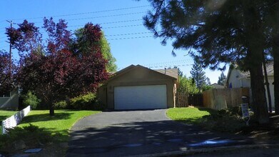 Building Photo - Eastside House, 3 Bdrm, 2 Bath, Gas Heat, ...