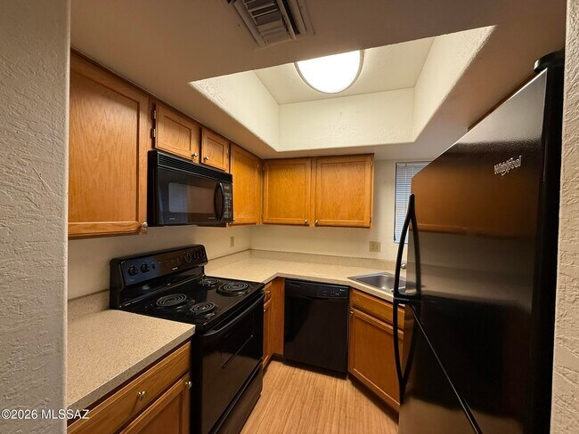 Building Photo - 5800 N Kolb Rd