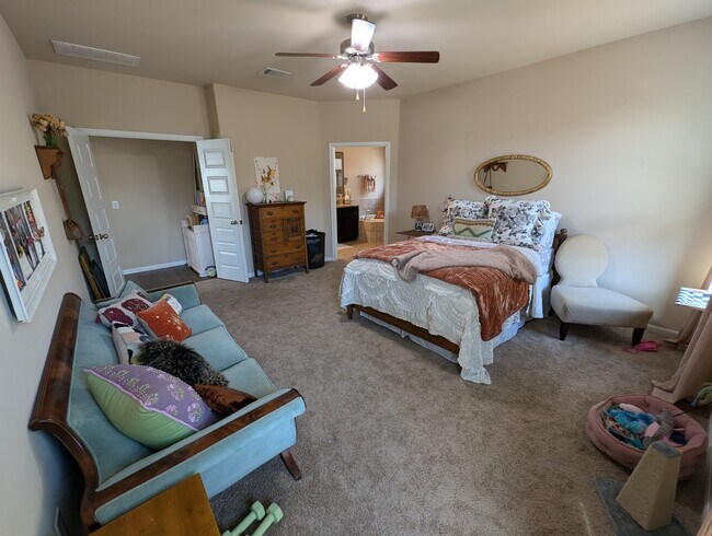 Master bedroom - 2432 Etta May Ln