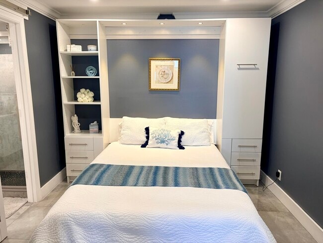 Building Photo - 1505 N Riverside Dr