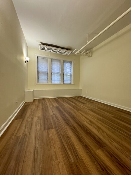 Primary Photo - 5054 N Kenmore Ave