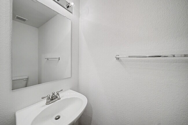 Building Photo - 5772 Ceylon St