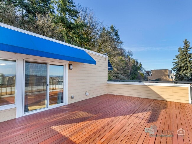 Building Photo - 1-Month Rent Free! Condo Near OHSU with Huge Deck, Stunning Views and Parking