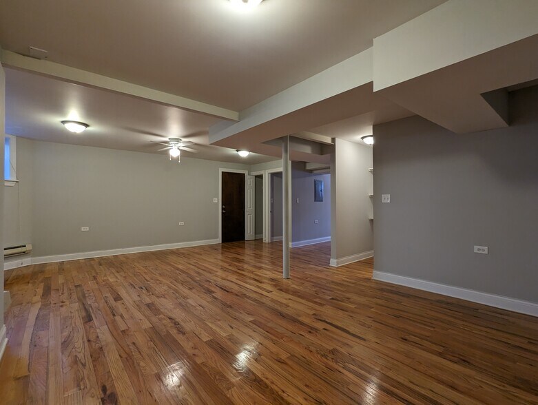 Building Photo - 1126 W Oakdale Ave