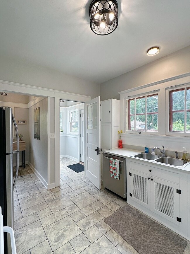 Building Photo - Charming Furnished 3BR/2BA Duplex in Histo...