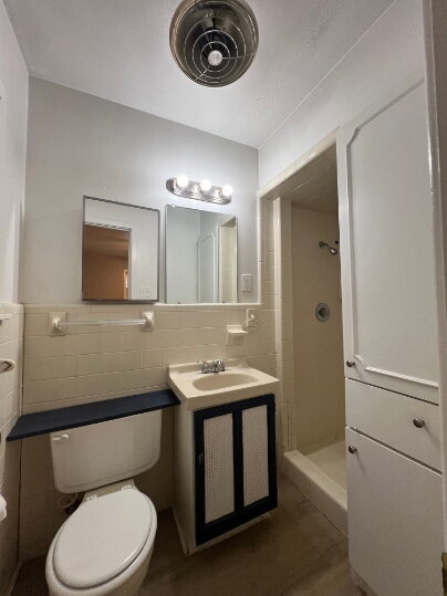 Building Photo - "Charming 3-Bed, 2-Bath Haven on 68th Street, Lubbock - Perfectly Cozy at 1088 Sq Ft!"