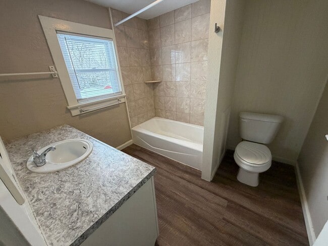 Building Photo - 2501 Oakridge Rd