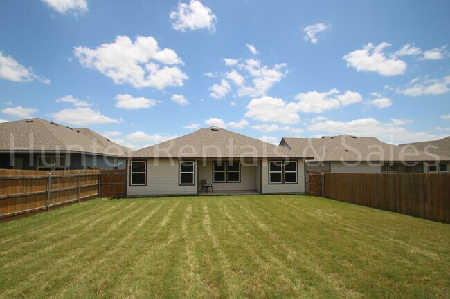 Building Photo - Spacious Open-Concept 3 Bedroom Home with Split Floor Plan