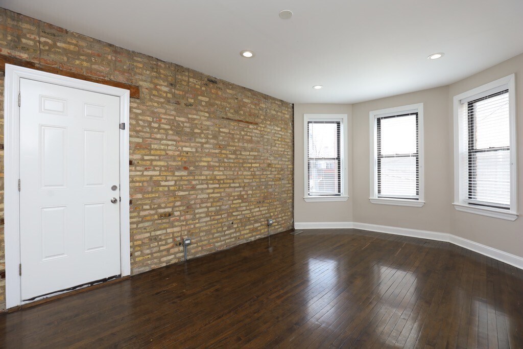 Building Photo - 2019 N Hoyne Ave