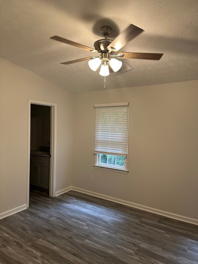 Building Photo - 815 Indian Lake Dr NW