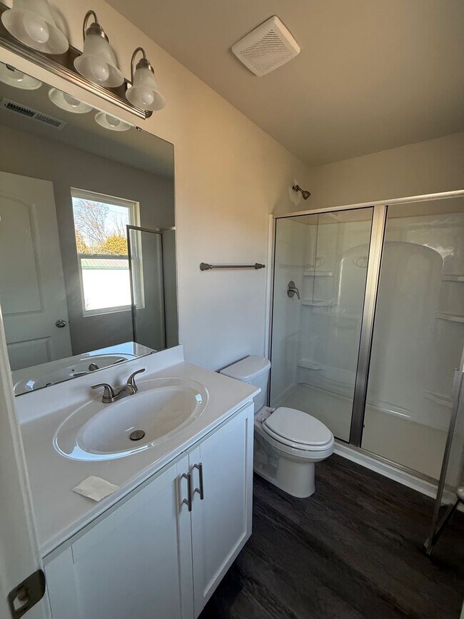 Building Photo - Three bedroom, 2.5 bath townhome in Whitsett