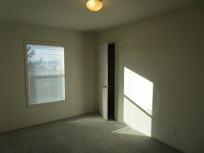 Building Photo - Newer Spacious Home in Ochoco West Subdivision - Available Soon!