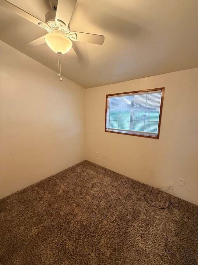 Building Photo - Well maintained home in convenient location w/seasonal landscaping incl.