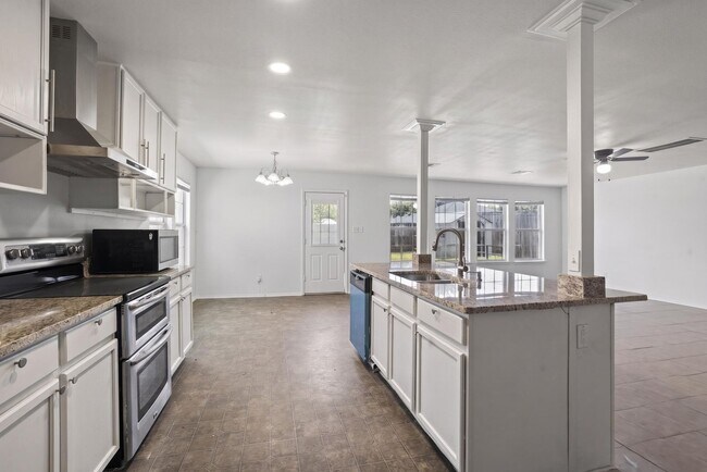 Building Photo - 5-bedroom, 3 bathrooms House for Rent