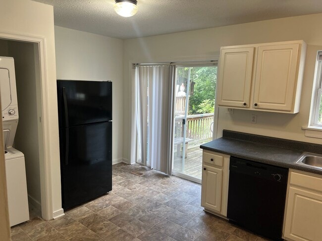 Building Photo - Home Sweet Home! Awesome 3 Bedroom/2 Bath Near VCU Is Just Waiting For You To Tour!