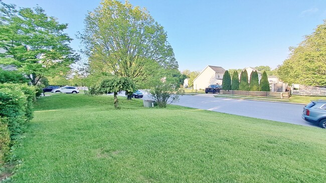 Building Photo - 3 Bed / 3 Bath Single Family Home