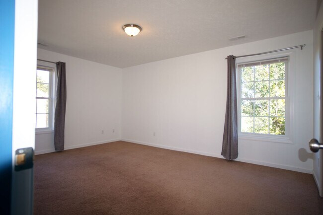 Building Photo - 3 Bed/2 Bath. Master on Main. Close to shopping, US 460, and I-81