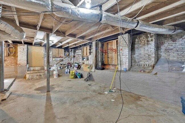 Building Photo - 876 Courtenay Dr NE