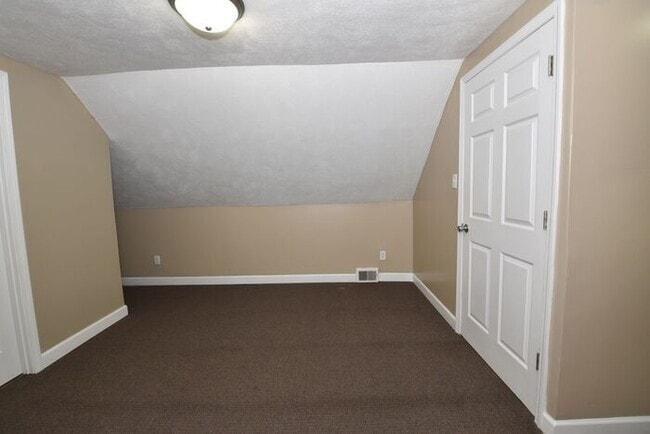 Building Photo - Mishawaka Northside 3 bedroom 1 1/2 story home with 2 bathrooms